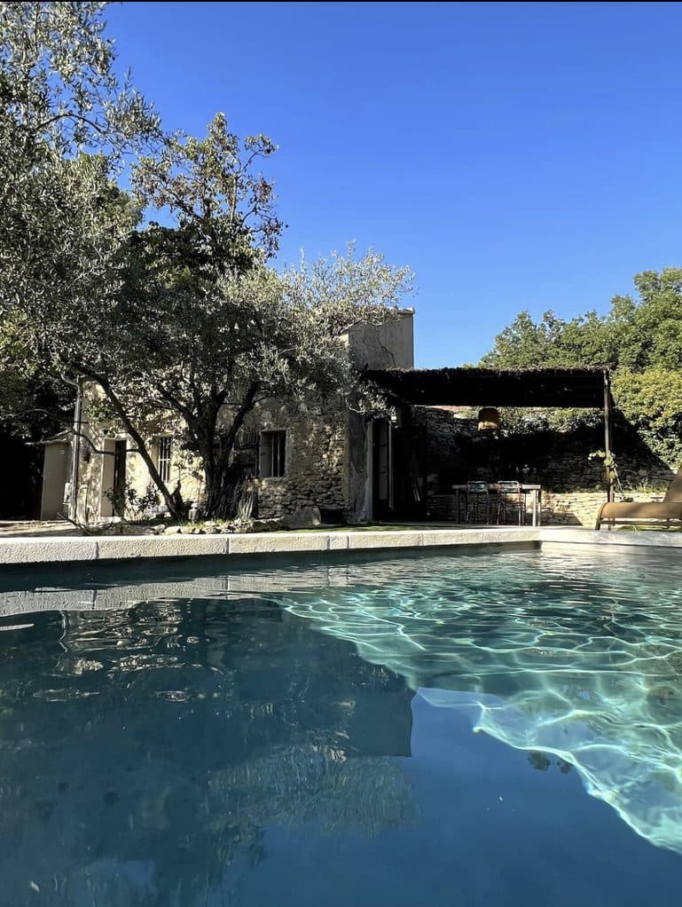 La piscine chauffée et sa terrasse en bois