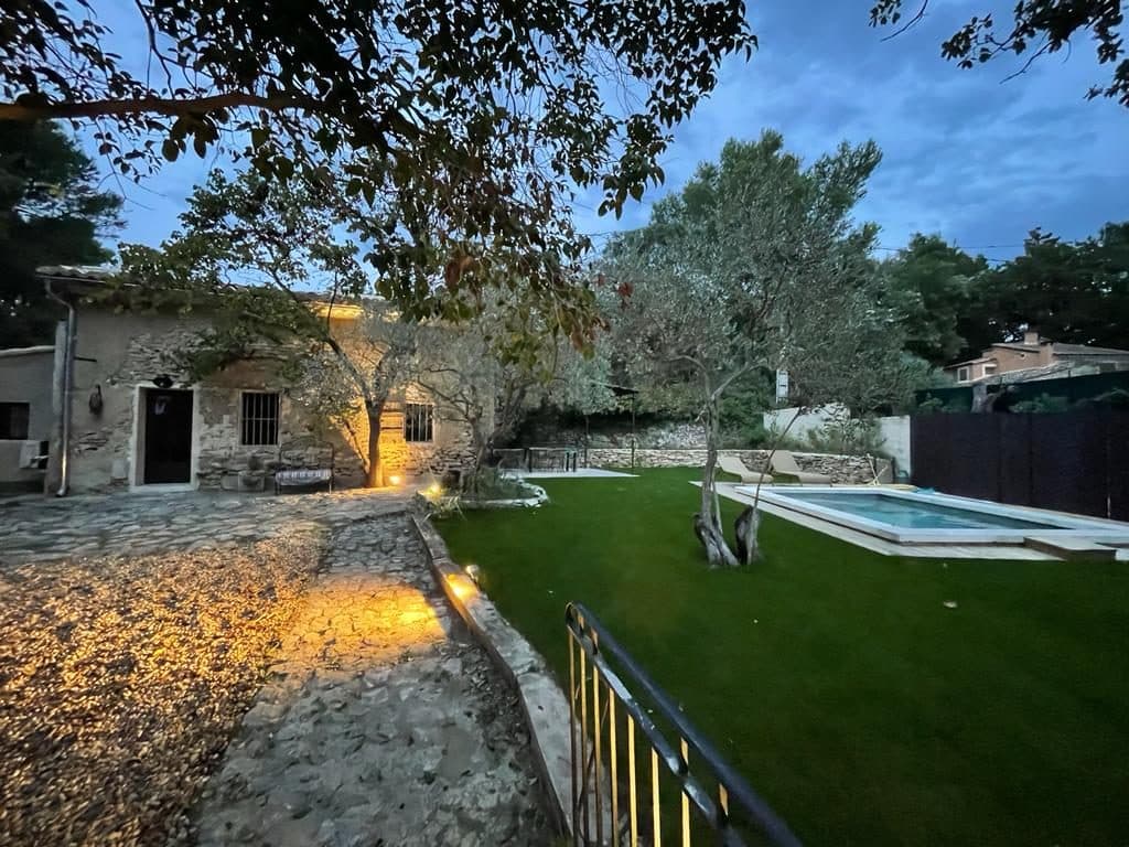 Le mazet et son jardin à la tombée du jour